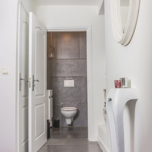 Chateau Carreau Dallen tegen achterwand toilet
