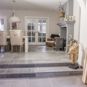 Chateau Carreau Dallen in woonkamer met hardsteen trap