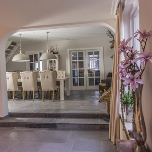 Chateau Carreau Dallen met hardstenen trap